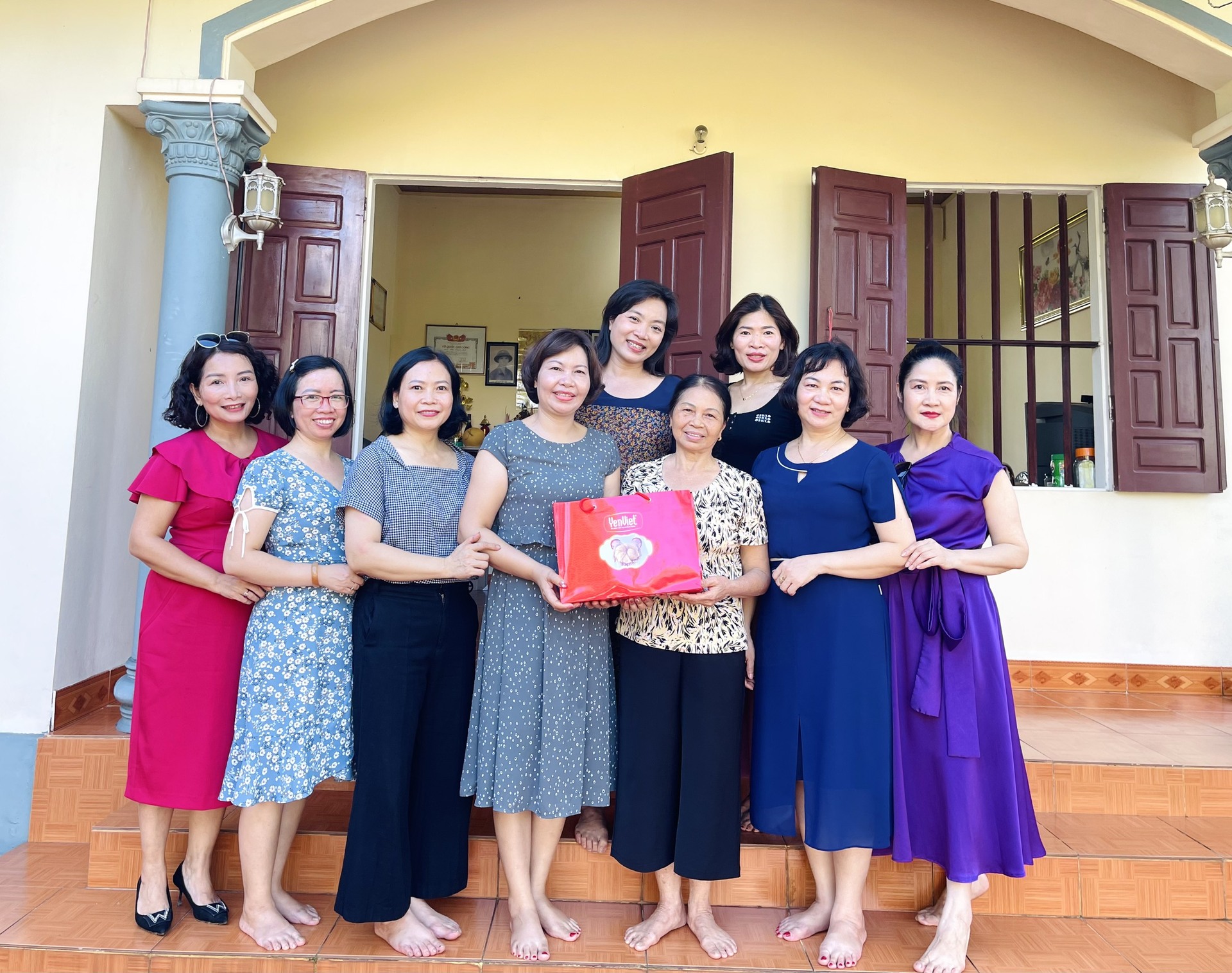 Thăm hỏi, tặng quà các gia đình thương binh, liệt sĩ nhân dịp 27/7